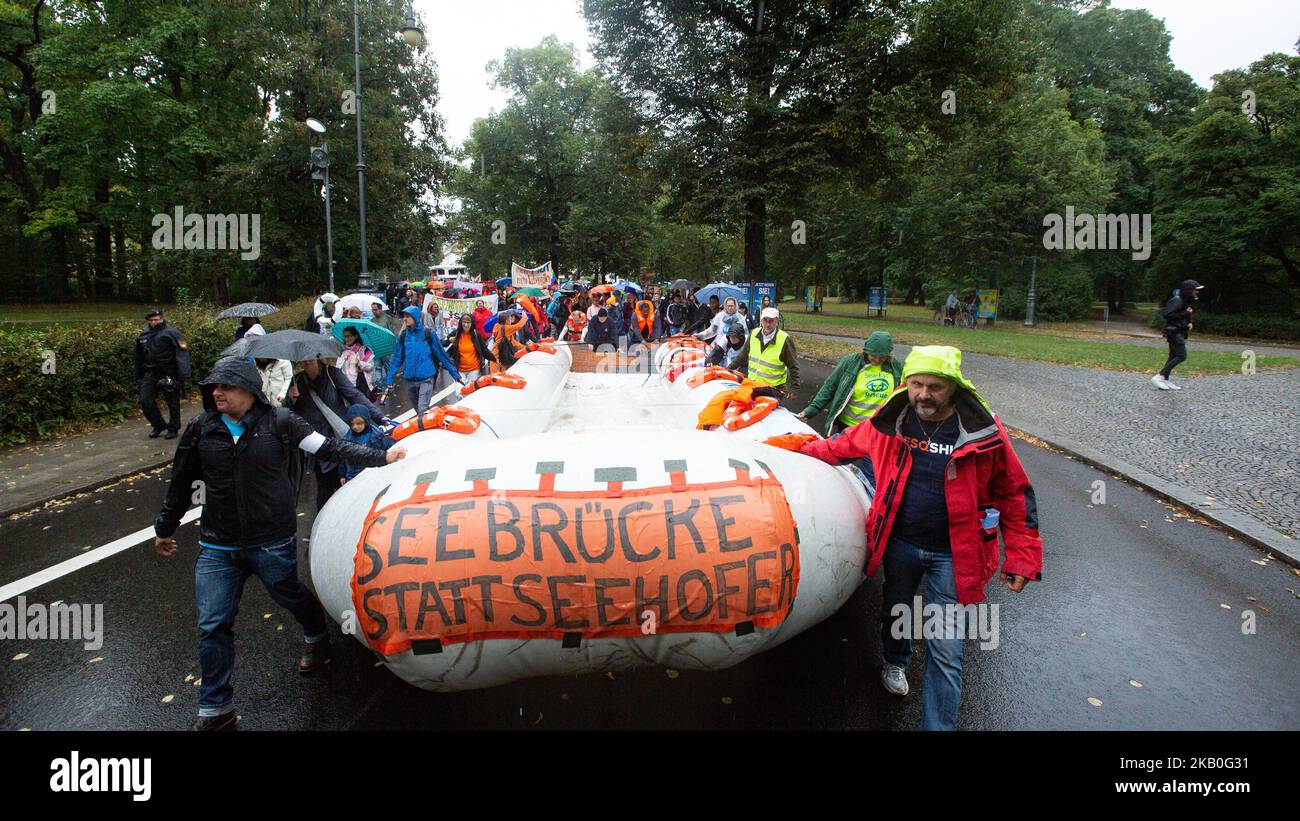 Véritable bateau de réfugiés faisant la bannière avant., à Munich Allemagne, sur 25 août 2018. Quelques milliers de personnes ont protesté contre la politique européenne, allemande et bavaroise en matière de réfugiés. Ils ont demandé de construire des ponts et non des murs. (Photo par Alexander Pohl/NurPhoto) Banque D'Images