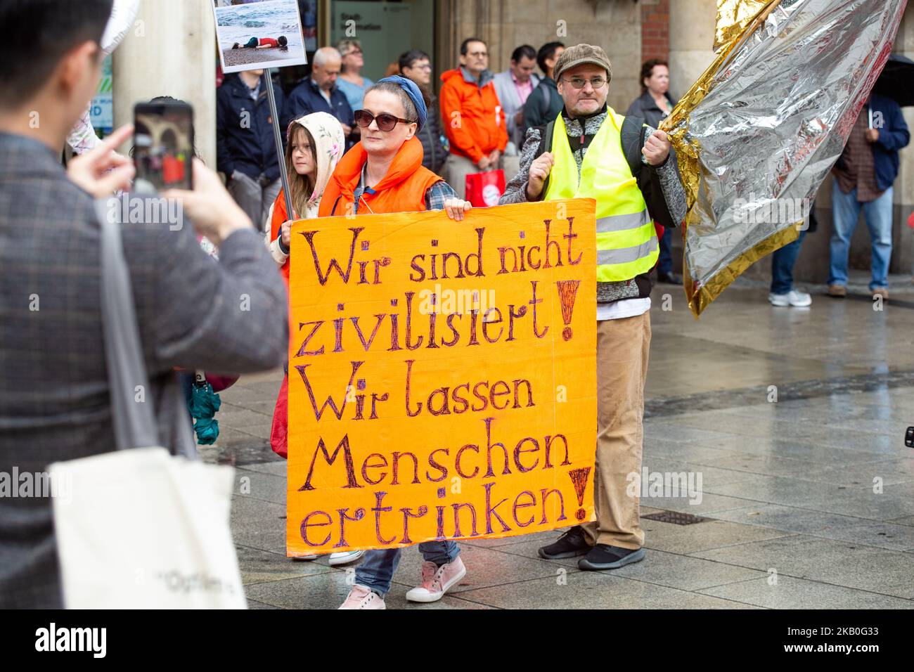Signe disant ' nous ne sommes pas civilisé! Nous laissons les gens se noyer ! », à Munich, en Allemagne, sur 25 août 2018. Quelques milliers de personnes ont protesté contre la politique européenne, allemande et bavaroise en matière de réfugiés. Ils ont demandé de construire des ponts et non des murs. (Photo par Alexander Pohl/NurPhoto) Banque D'Images