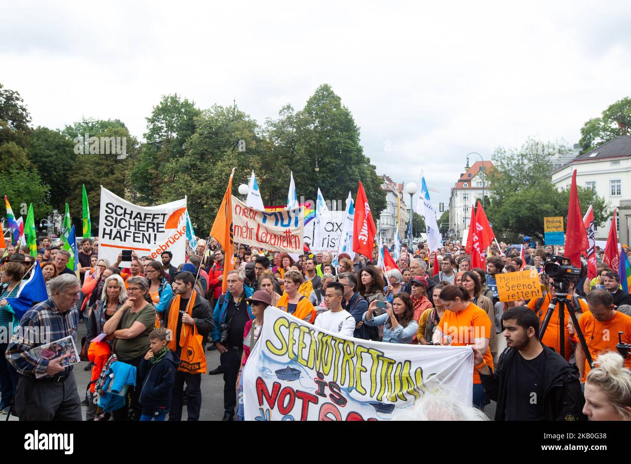 Quelques milliers de personnes ont protesté contre la politique européenne, allemande et bavaroise en matière de réfugiés. Ils ont demandé de construire des ponts et non des murs. (Photo par Alexander Pohl/NurPhoto) Banque D'Images