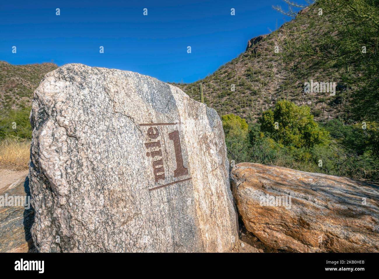 Les loisirs de Sabino Canyon sont avec une vue rapprochée d'un énorme rocher contre le ciel bleu Banque D'Images