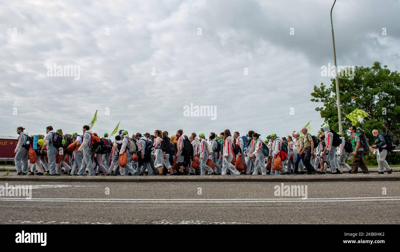 Le mouvement 'Code Rood' a organisé une action de désobéissance civile contre le collectif de la compagnie pétrolière NAM, qui a incorporé Royal Dutch Shell PLC et Exxon Mobil Corp sur 28 août à Groningen, pays-Bas. À mesure que les tremblements de terre deviennent plus intenses et plus fréquents dans le nord des pays-Bas, il y a une pression croissante sur le gouvernement pour réduire la quantité de gaz qui y est extraite. Avec cette action, le Code Rood demande une indemnisation pour dommages et la fin de l'extraction de gaz à Groningen. Le gaz de Groningen a été découvert en 1960s. Depuis lors, le gouvernement néerlandais a récolté environ 250 000 Banque D'Images