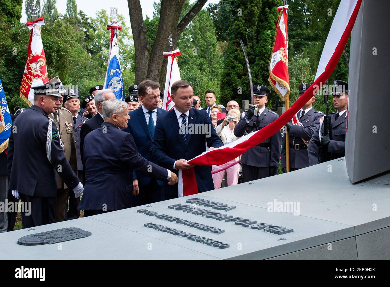 Le Président polonais Andrzej Duda et le Ministre de la défense Mariusz Blaszczak lors de la cérémonie de dévoilement du monument « gloire aux pilotes polonais » lors de la Journée de l'aviation polonaise au cimetière militaire de Powazki à Varsovie, Pologne, le 28 août 2018 (photo de Mateusz Wlodarczyk/NurPhoto) Banque D'Images