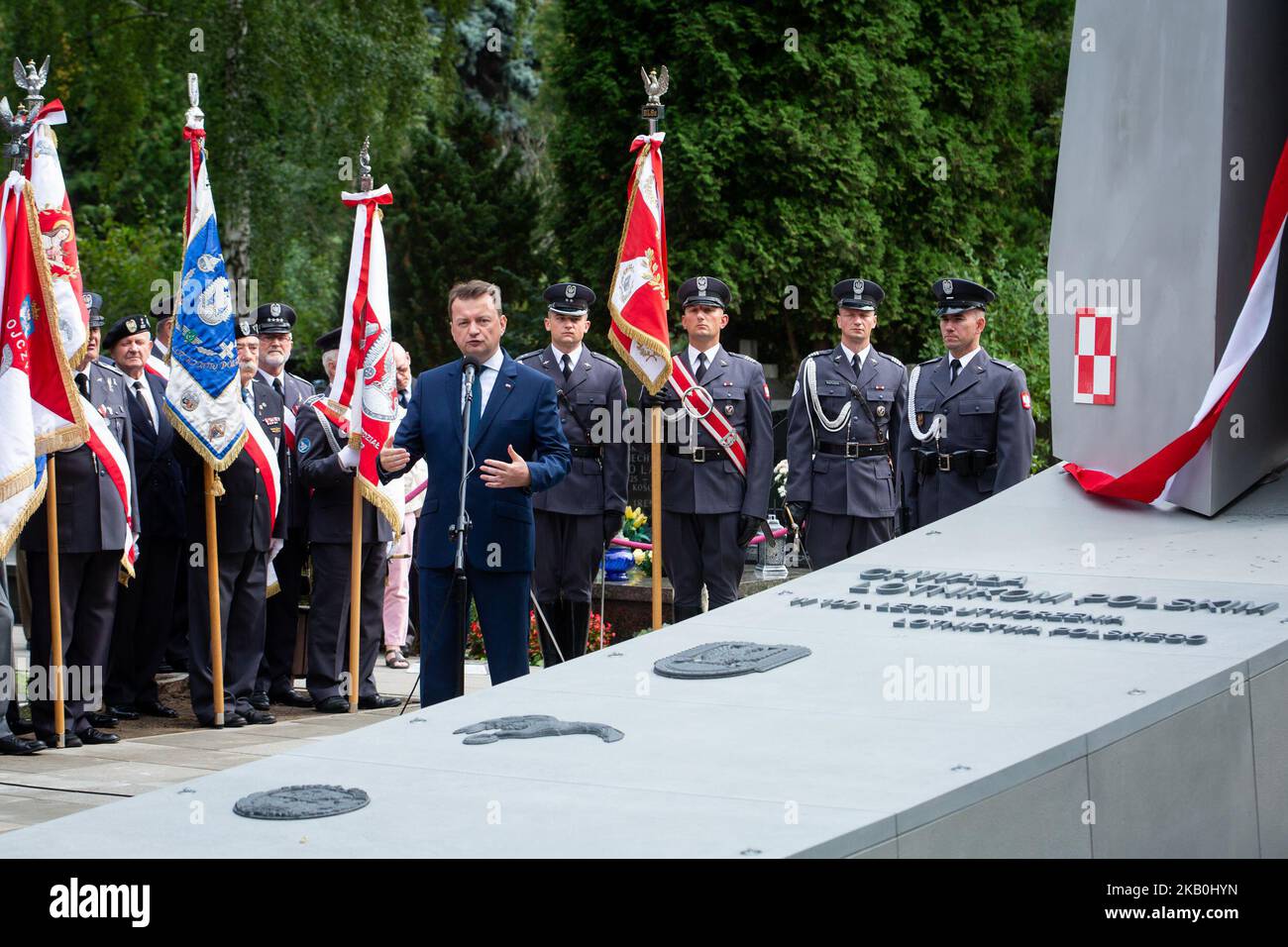 Le ministre de la Défense Mariusz Blaszczak lors de la cérémonie de dévoilement du monument « gloire aux pilotes polonais » lors de la Journée de l'aviation polonaise au cimetière militaire de Powazki à Varsovie, en Pologne, le 28 août 2018 (photo de Mateusz Wlodarczyk/NurPhoto) Banque D'Images