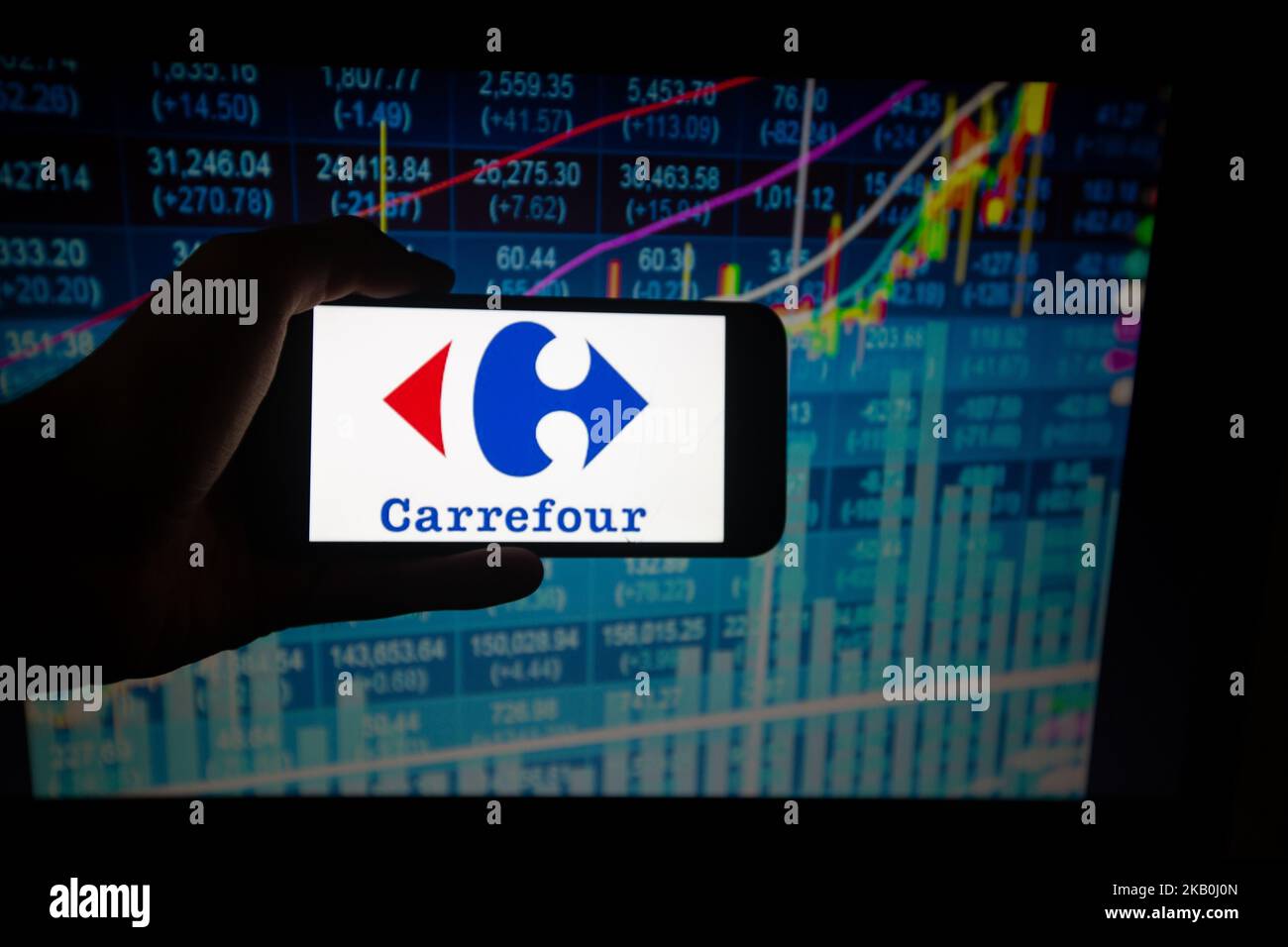 Le logo de la chaîne de supermarchés française Carrefour figurant dans le CAC 40 à Paris est illustré sur 28 août 2018. Le CAC 40 représente les 40 plus grandes entreprises françaises sur le marché boursier. (Photo par Alexander Pohl/NurPhoto) Banque D'Images