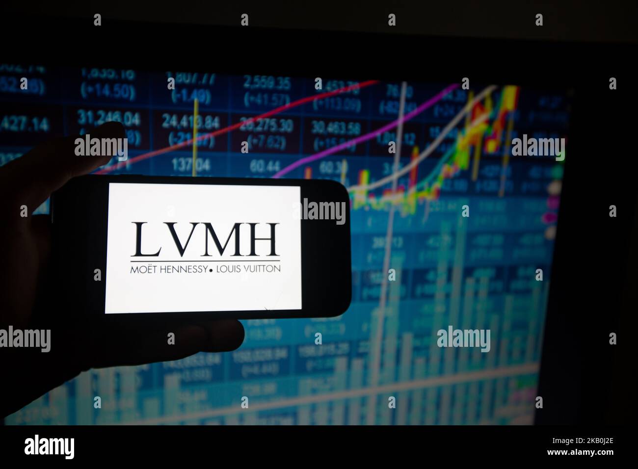 Le logo de la société française LVMH (Louis Vuitton Moet Hennessy) figurant dans le CAC 40 à Paris est illustré sur 28 août 2018. Le CAC 40 représente les 40 plus grandes entreprises françaises sur le marché boursier. (Photo par Alexander Pohl/NurPhoto) Banque D'Images