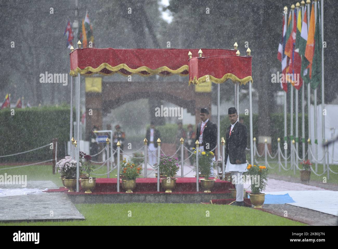 Le personnel de l'armée népalaise se trouve sous une forte pluie pour la garde d'honneur pendant que le président sri-lankais, Mithripala Sirisena, arrive mercredi à l'aéroport international 2018 de Tribhuwan, à Katmandou, au Népal, à 29 août 2018. Les chefs d'état membres de l'Initiative du Golfe du Bengale pour la coopération technique et économique multisectorielle (BIMSTEC) arrivent au Népal pour le sommet du BIMSTEC sur l'30-31 août 2018. (Photo de Narayan Maharajan/NurPhoto) Banque D'Images