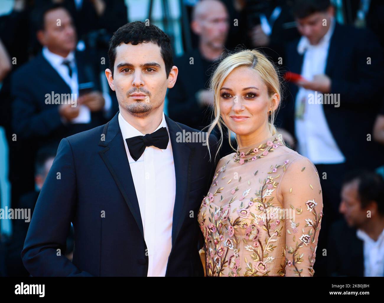 Olivia Hamilton, Damien Chazelle marche le tapis rouge avant la cérémonie d'ouverture et la projection du « Premier homme » lors du Festival du film de Venise 75th, à Venise, en Italie, sur 29 août 2018. (Photo de Matteo Chinellato/NurPhoto) Banque D'Images