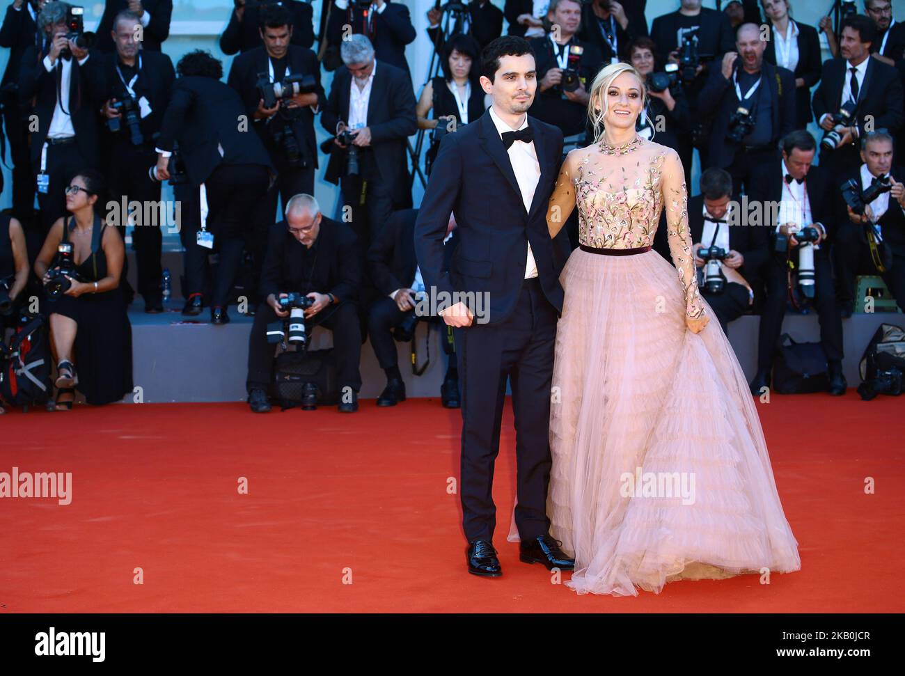 Olivia Hamilton, Damien Chazelle marche le tapis rouge avant la cérémonie d'ouverture et la projection du « Premier homme » lors du Festival du film de Venise 75th, à Venise, en Italie, sur 29 août 2018. (Photo de Matteo Chinellato/NurPhoto) Banque D'Images