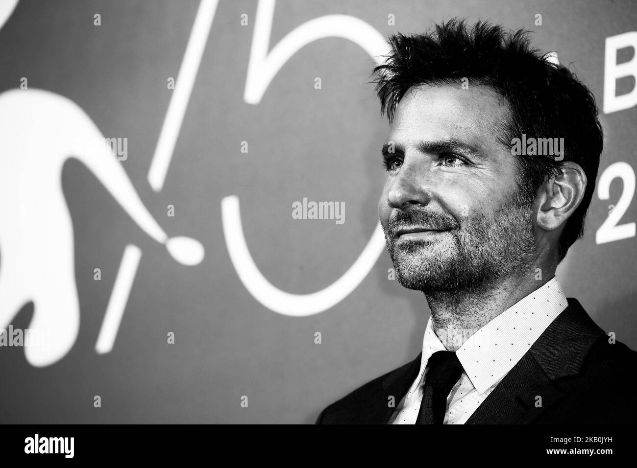 (NOTE DE LA RÉDACTION:cette image a été convertie en noir et blanc) Bradley Cooper assiste à la photocall 'A Star is Born' lors du Festival du film de Venise 75th, à Venise, en Italie, sur 31 août 2018. (Photo de Matteo Chinellato/NurPhoto) Banque D'Images