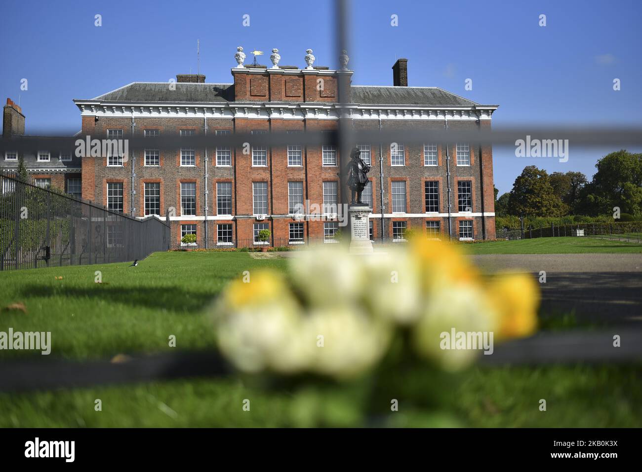 Hommage aux portes d'or du palais de Kensington, avant le 21st anniversaire de la mort de la princesse Diana, Londres on 31 août 2018. Les gens se sont rassemblés pour rendre hommage et respecter laissant des fleurs et des messages sur les portes d'or du Palais de Kensington, où elle a vécu, le jour du 20th anniversaire de la mort de Diana, Princes de Galles, qui s'est produite à 31 août 1997 à Paris. (Photo par Alberto Pezzali/NurPhoto) Banque D'Images