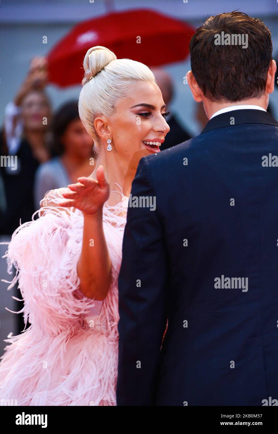 Lady Gaga et Bradley Cooper marchent le tapis rouge avant la projection « A Star is Born » lors du Festival du film de Venise 75th (photo de Matteo Chinellato/NurPhoto) Banque D'Images