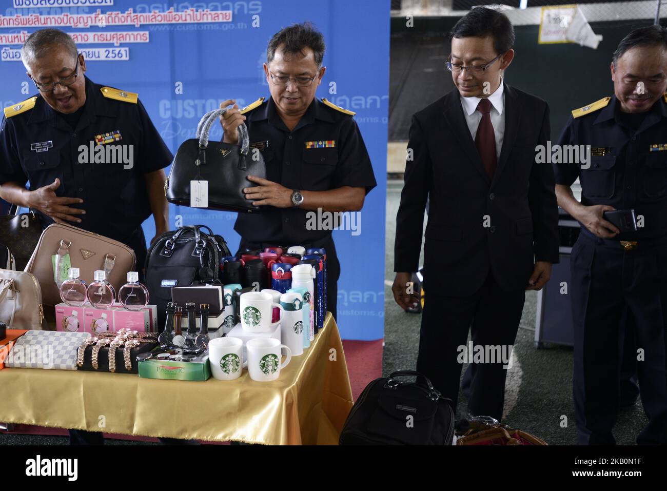 Un fonctionnaire des douanes examine les contrefaçons saisies exposées lors d'une réunion d'information avec les médias au département des douanes à Bangkok, Thaïlande, le 02 septembre 2018. (Photo par Anusak Laowilas/NurPhoto) Banque D'Images