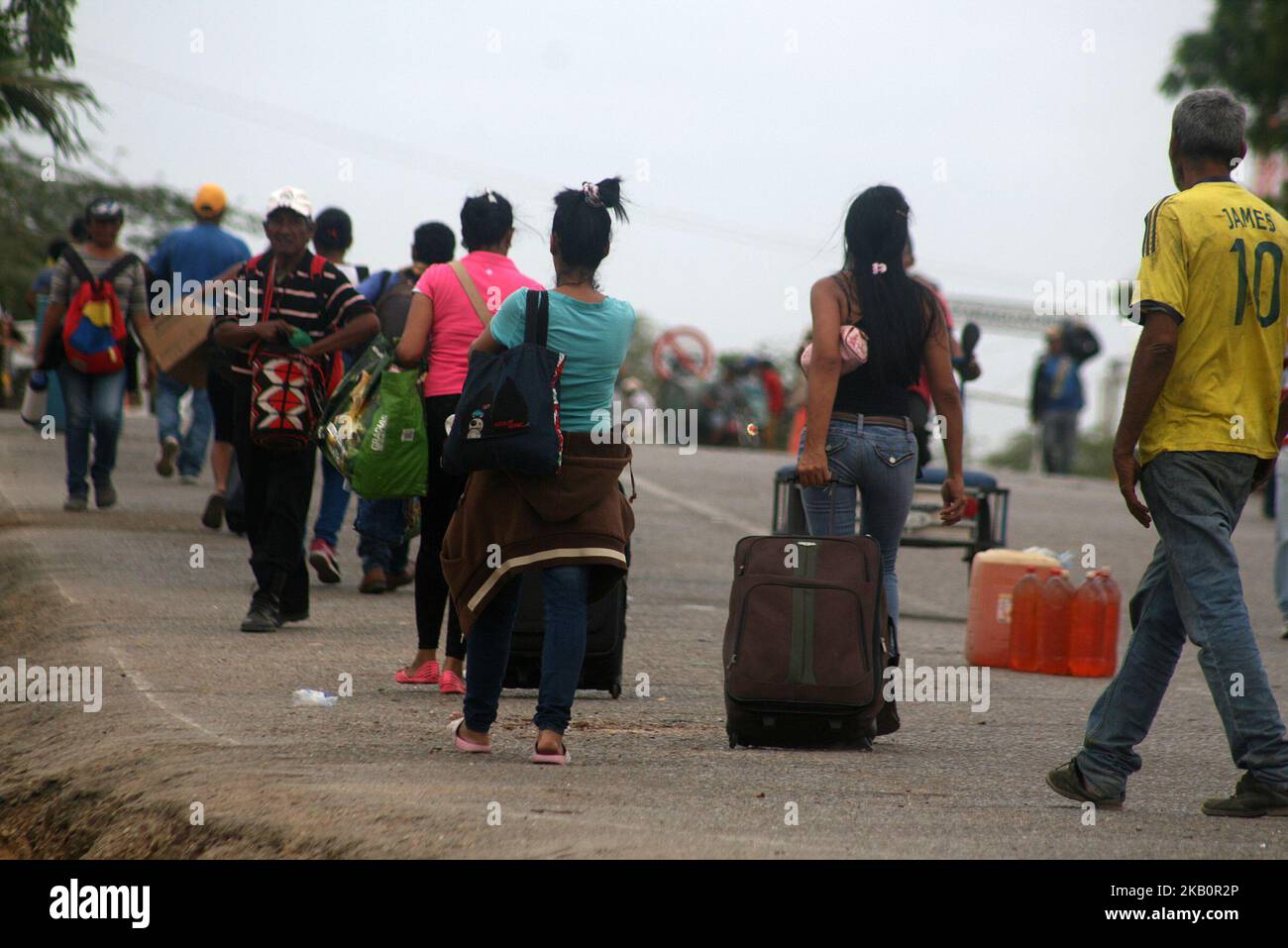 Les Vénézuéliens traversent la frontière colombienne à Paraguachon la Raya, en Colombie, sur 4 septembre 2018. Car du pays voisin pour atteindre d'autres pays comme le Pérou, l'Équateur, le Chili, l'Argentine, fuyant la crise économique qu'ils vivent dans leur pays. (Photo de Humberto Mateus/NurPhoto) Banque D'Images