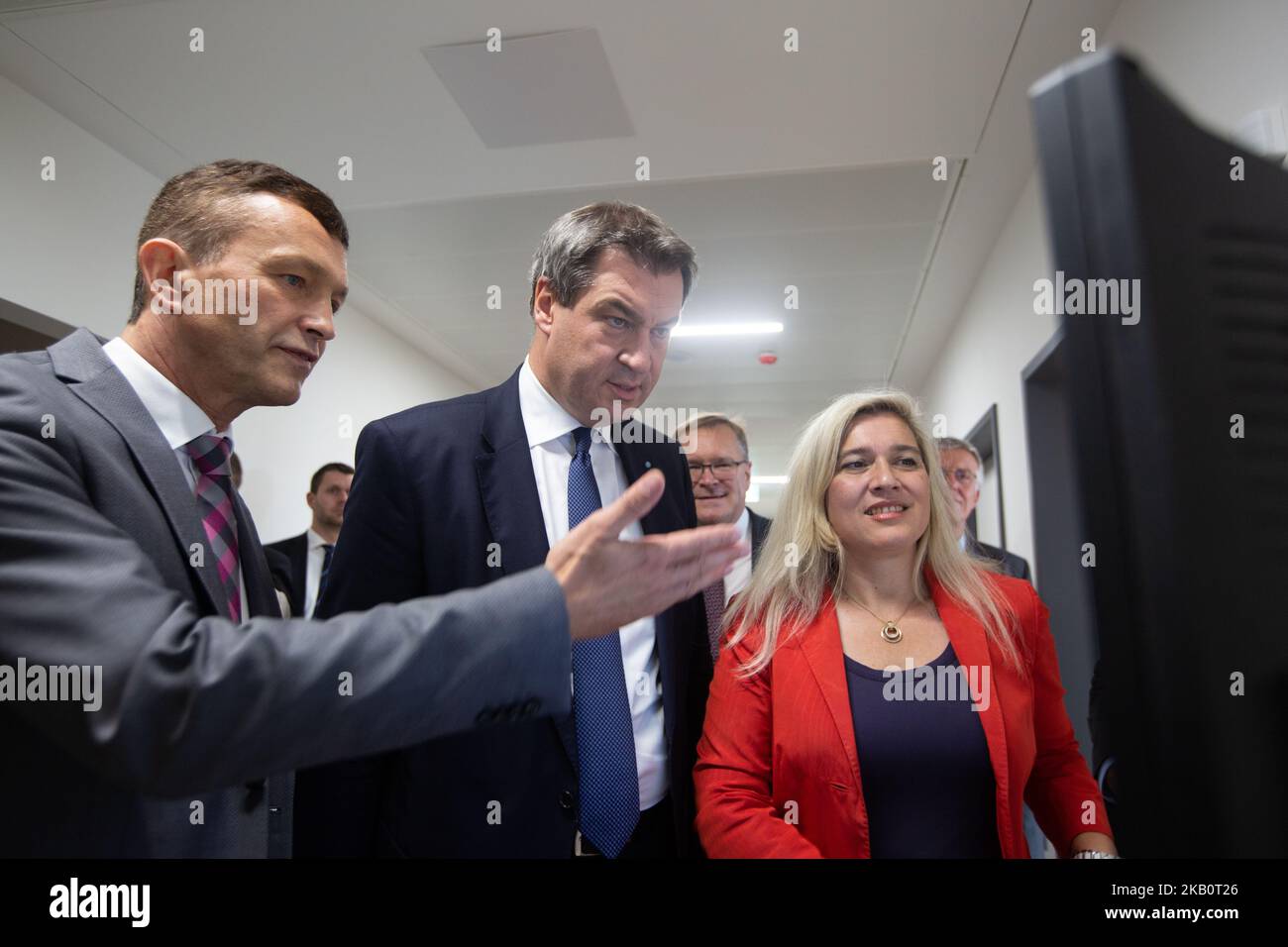Un jeune médecin présente la nouvelle technologie à Markus Soeder. Le