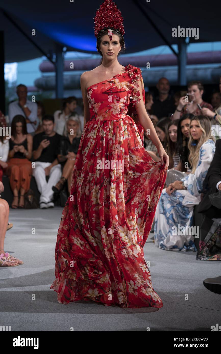 Un mannequin marche sur la piste lors du défilé de mode Adlib Moda Ibiza à la foire de mode Momad Metropolis à Madrid, en Espagne, sur 7 septembre 2018. (Photo par Oscar Gonzalez/NurPhoto) Banque D'Images