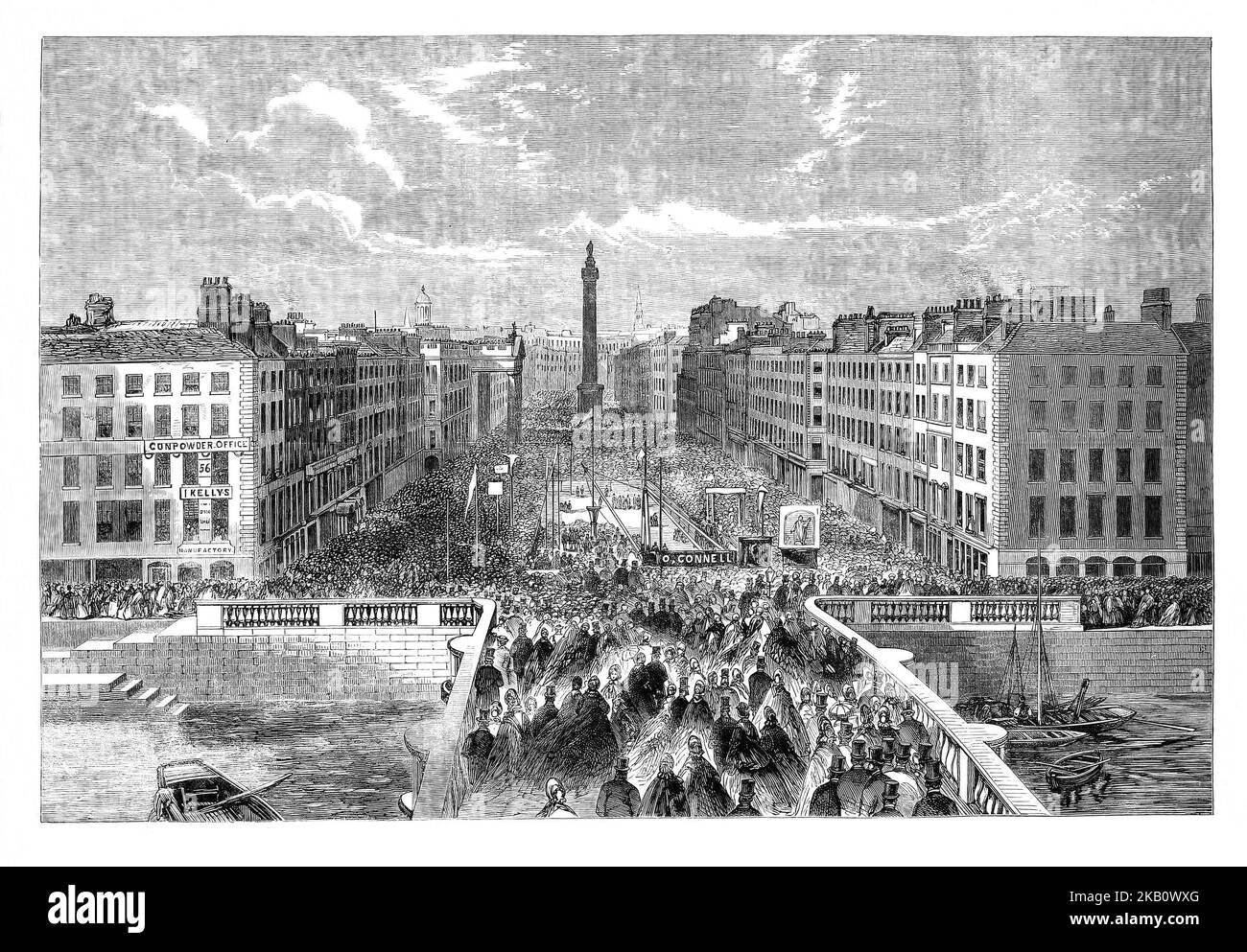 La foule observe la pose de la pierre de fondation du monument O'Connell à Sackville Street, aujourd'hui appelée O'Connell Street, Dublin, Irlande. Daniel O'Connell, alias « le Libérateur », a adopté la loi sur l'émancipation catholique en 1829 et a été élu Lord Mayor de Dublin. Plus loin, on peut voir la colonne de Nelson, épatée par l'IRA en 1966. Banque D'Images