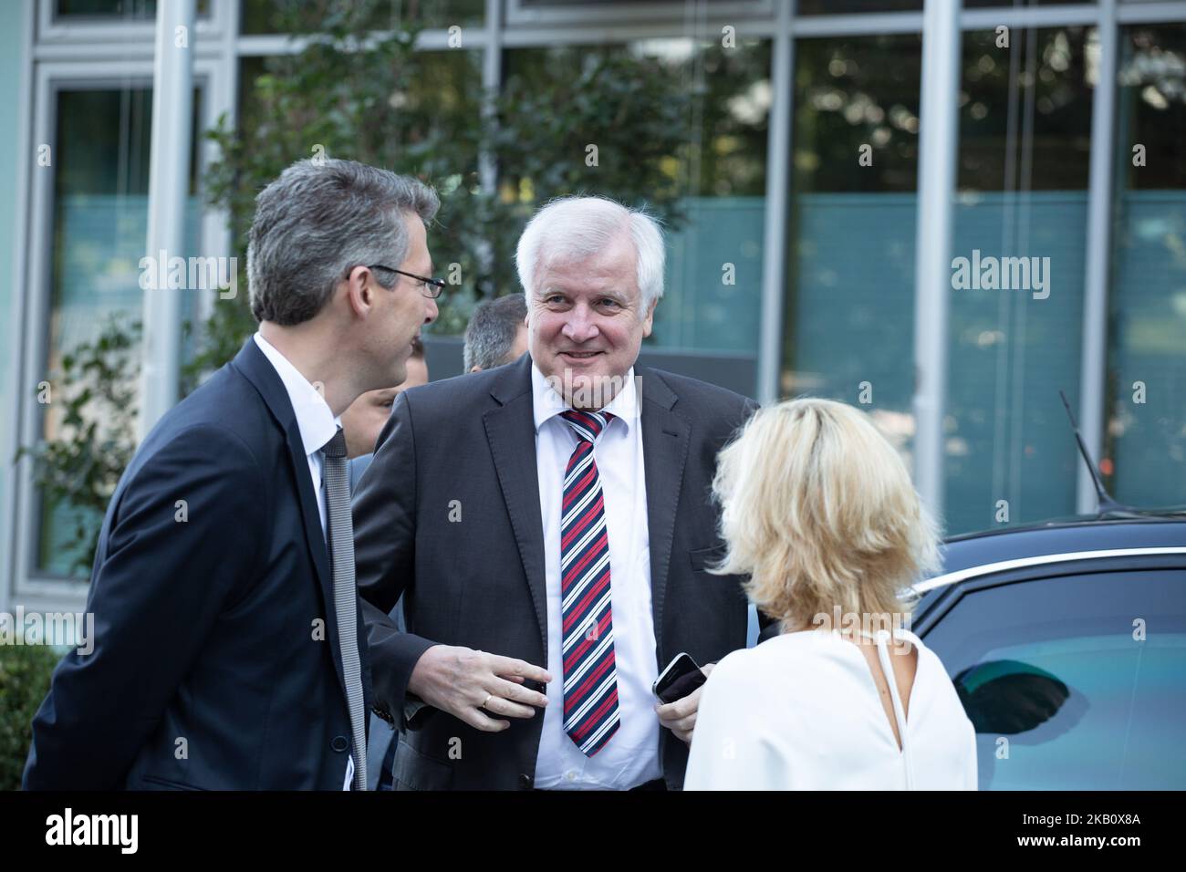 Le ministre allemand de l'interiour et président du CSU Horst Seehofer s'entretient avec les généraux du CSU Markus Blume et Daniela Ludwig avant la réunion du conseil d'administration. L'Union sociale chrétienne (CSU) a tenu une réunion du conseil d'administration à Munich. Ils ont discuté des prochaines élections dans l'État de Bavière, qui auront lieu sur 14 octobre. (Photo par Alexander Pohl/NurPhoto) Banque D'Images