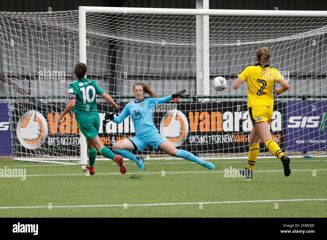 Helen Ward de Watford passe le ballon devant Lucy Thomas pour marquer la victoire lors du match Sud de la Ligue nationale des femmes de la FA entre Oxford United Women et Watford FC Ladies à Oxford City, en Angleterre, le 8 septembre 2018. (Photo par action Foto Sport/NurPhoto) Banque D'Images