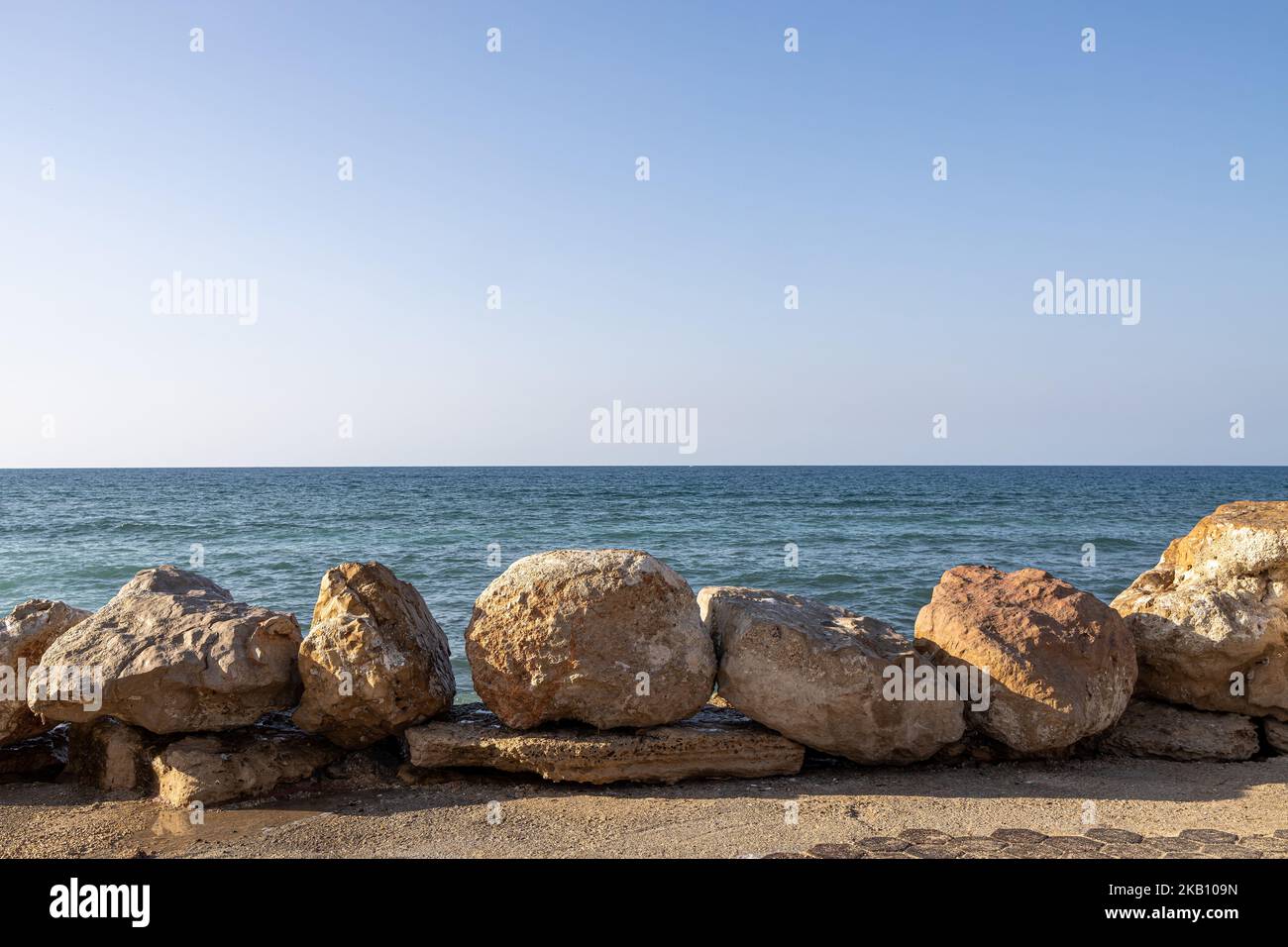 Énormes rochers sur les rives de la mer Méditerranée, plage de Bat Galim, Israël Banque D'Images