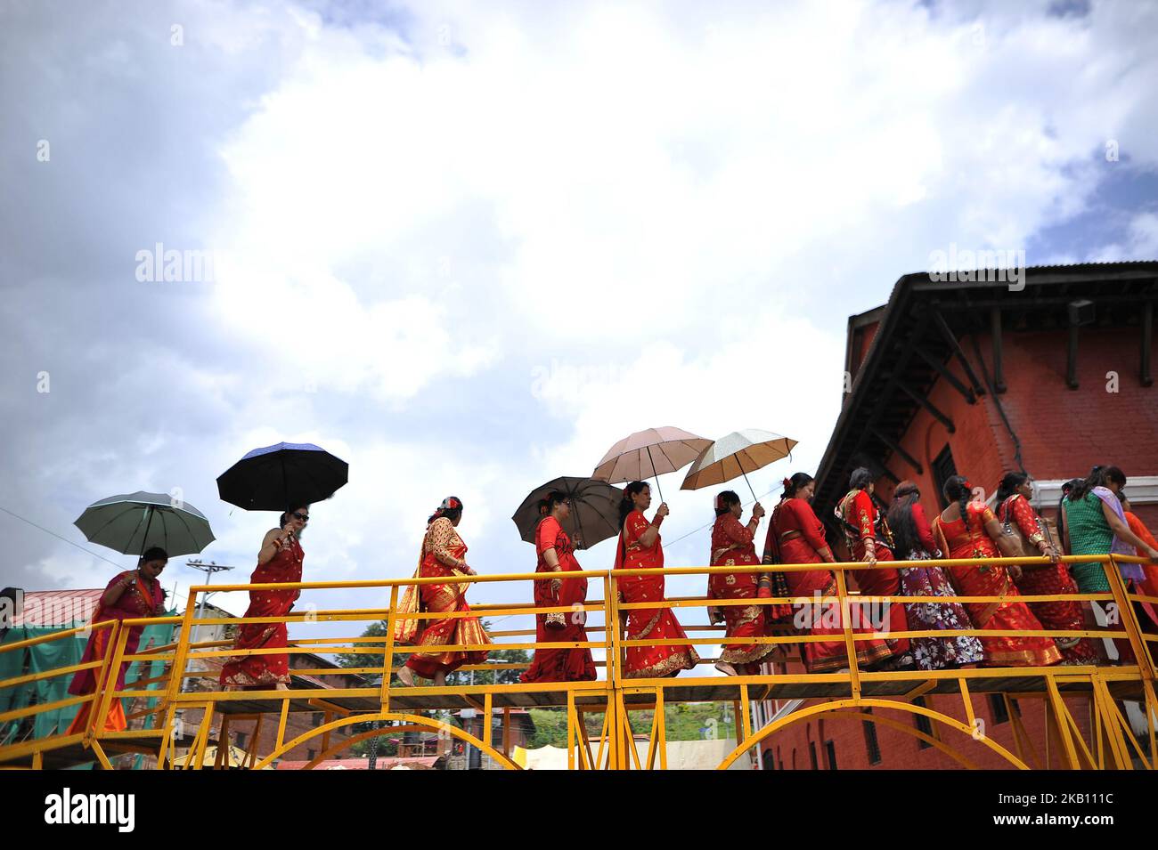 Les fidèles népalais se réjouissent d'offrir des rituels pendant les célébrations du festival Teej au temple de Pashupatinath, Katmandou, Népal, mercredi, 12 septembre 2018. Le festival Teej est célébré par des femmes hindoues au Népal ainsi que dans certaines régions de l'Inde. Pendant le festival de trois jours, les femmes observent un jour rapide et prient pour la longue vie de leur mari ainsi que pour une famille heureuse. Ceux qui ne sont pas mariés prient pour un bon mari et une longue vie. (Photo de Narayan Maharajan/NurPhoto) Banque D'Images