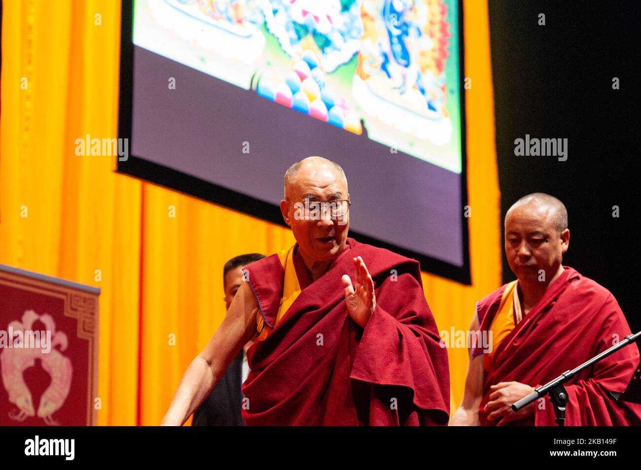 16 septembre, Rotterdam. Le Dalaï Lama (82), prix Nobel de la paix et chef spirituel du peuple tibétain, se rend aux pays-Bas à l'invitation de Nieuwe Kerk Amsterdam et de la Fondation pour la visite du Dalaï Lama (Stichting Bezoek Dalaï Lama). Cette fondation est composée de représentants de toutes les traditions bouddhistes tibétaines aux pays-Bas, du Groupe de soutien au Tibet et de la campagne internationale pour le Tibet en Europe. Au cours de la visite, le Dalaï Lama a donné deux conférences publiques à l'Hoy de Rotterdam. La première conférence a été précédée d'une conversation entre le Dalaï Lama Banque D'Images