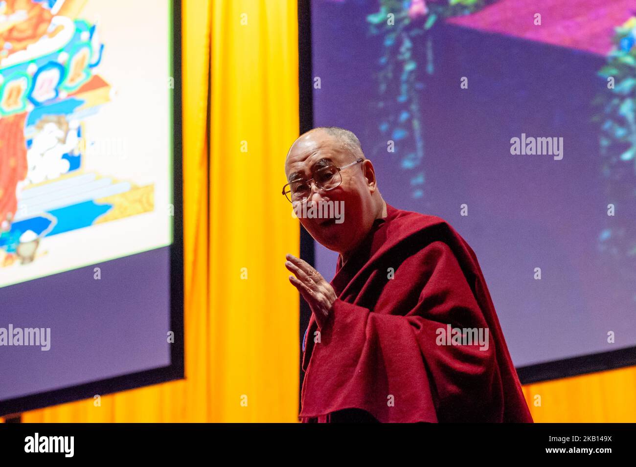 16 septembre, Rotterdam. Le Dalaï Lama (82), prix Nobel de la paix et chef spirituel du peuple tibétain, se rend aux pays-Bas à l'invitation de Nieuwe Kerk Amsterdam et de la Fondation pour la visite du Dalaï Lama (Stichting Bezoek Dalaï Lama). Cette fondation est composée de représentants de toutes les traditions bouddhistes tibétaines aux pays-Bas, du Groupe de soutien au Tibet et de la campagne internationale pour le Tibet en Europe. Au cours de la visite, le Dalaï Lama a donné deux conférences publiques à l'Hoy de Rotterdam. La première conférence a été précédée d'une conversation entre le Dalaï Lama Banque D'Images