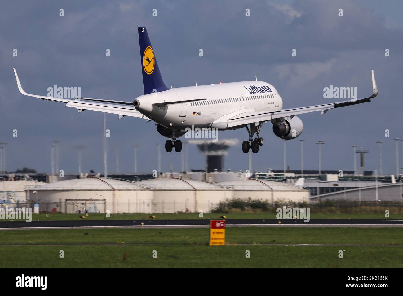 Un Airbus A320-200 de Lufthansa débarque à l'aéroport d'Amsterdam Schiphol aux pays-Bas. L'avion est un Airbus A320-200 produit en 2016 avec l'enregistrement D-AIUR. Il transporte 180 passagers en classe économique. L'avion est équipé de moteurs 2 CFM56-5 et possède des sharklets. Lufthansa, officiellement sous le nom de Deutsche Lufthansa est la plus grande compagnie aérienne d'Allemagne et d'Europe, avec une flotte de 283 avions. Lufthansa est membre de Star Alliance. L'avion a la vieille décoration. (Photo de Nicolas Economou/NurPhoto) Banque D'Images