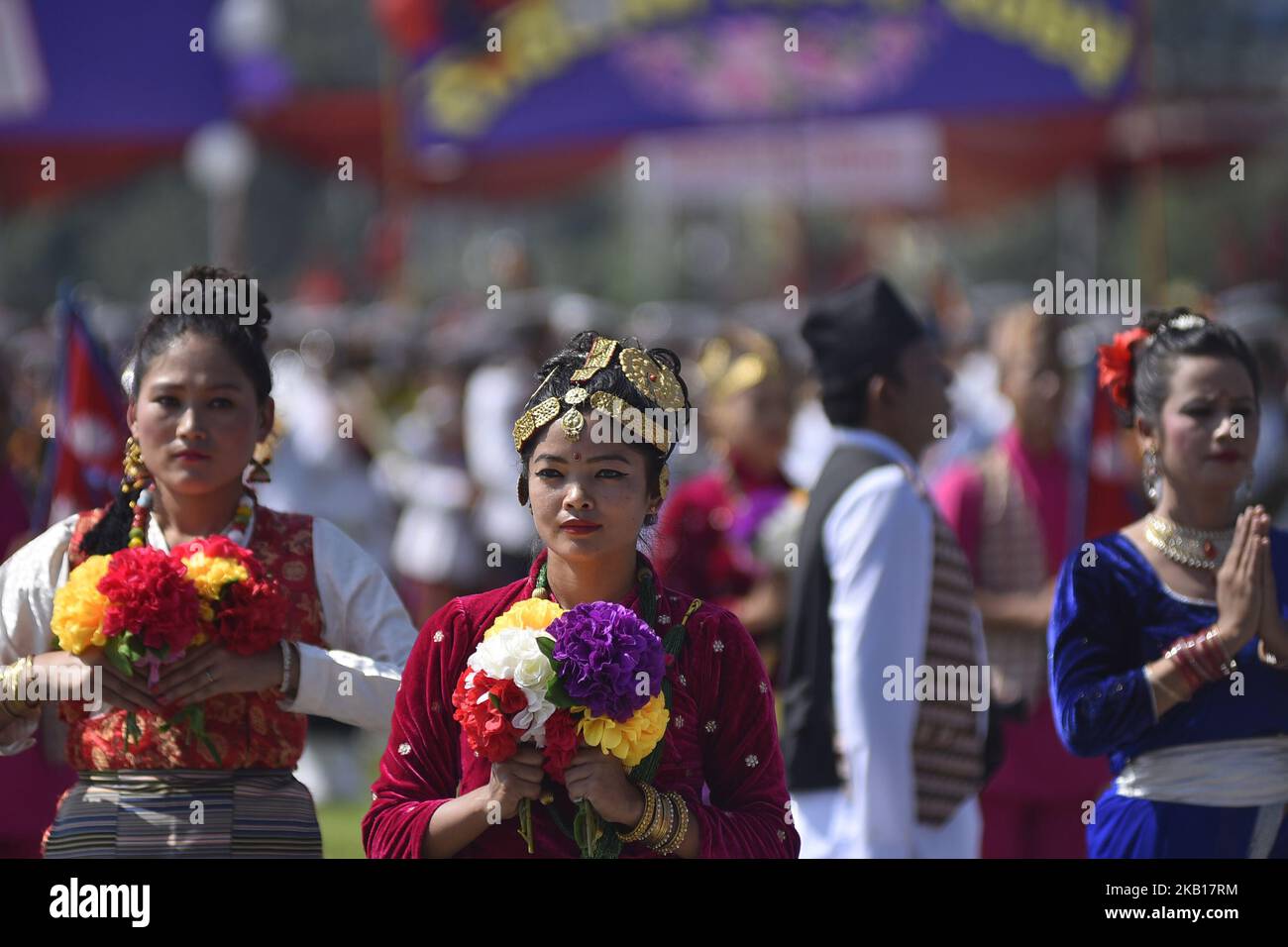Le peuple népalais dans une tenue traditionnelle joue des instruments