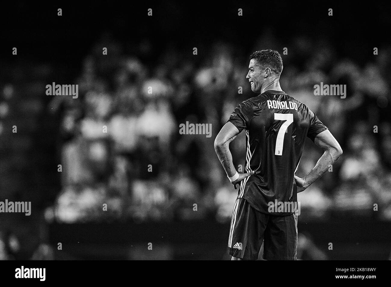 (NOTE AUX ÉDITEURS: L'image a été convertie en noir et blanc) Cristiano Ronaldo de Juventus crie après avoir pris une carte rouge lors du match H de la Ligue des champions de l'UEFA entre Valencia CF et Juventus à Mestalla on 19 septembre 2018 à Valence, Espagne (photo de David Aliaga/NurPhoto) Banque D'Images