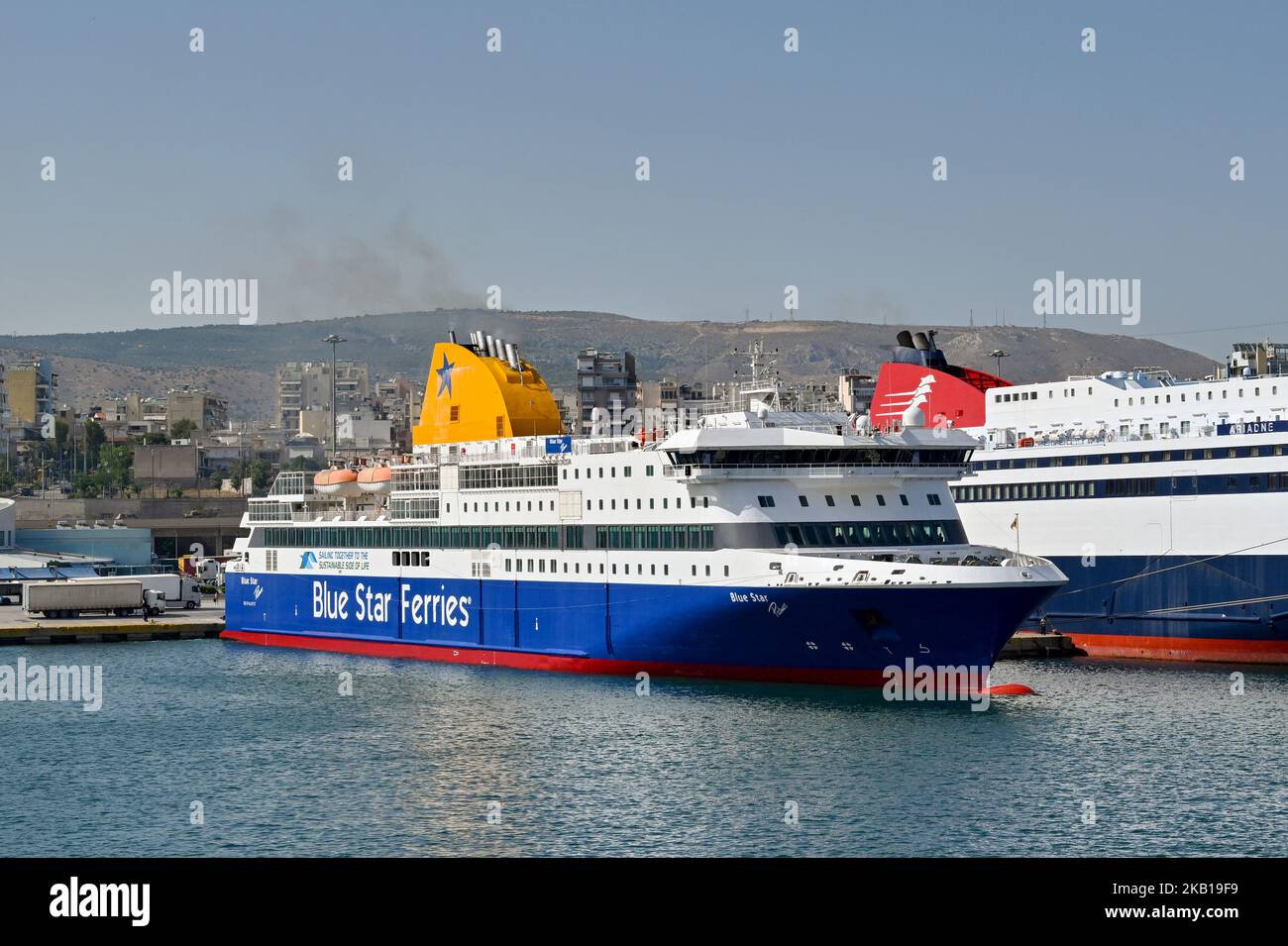 Pirée, Athènes, Grèce - juin 2022 : ferry exploité par Blue Star Ferries amarré dans le port du Pirée Banque D'Images