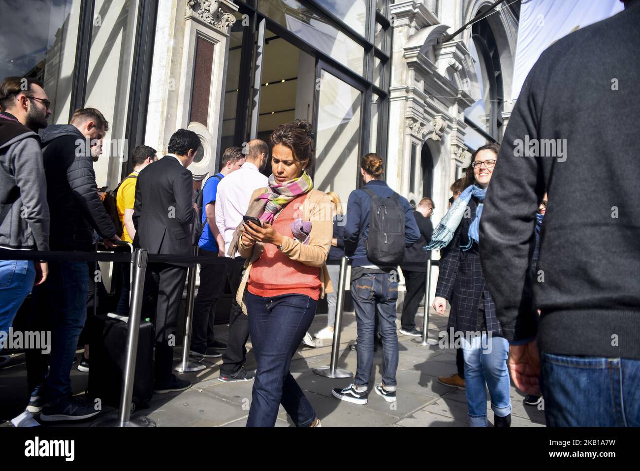 Les gens font la queue à l'extérieur de l'Apple Store à Regent Street pendant qu'Apple lance le nouvel iPhone XS, Londres sur 21 septembre 2018. Apple a lancé aujourd'hui leurs nouveaux téléphones mobiles : l'iPhone XS, l'iPhone XS Max et l'Apple Watch Series 4 dans 30 pays. (Photo par Alberto Pezzali/NurPhoto) Banque D'Images