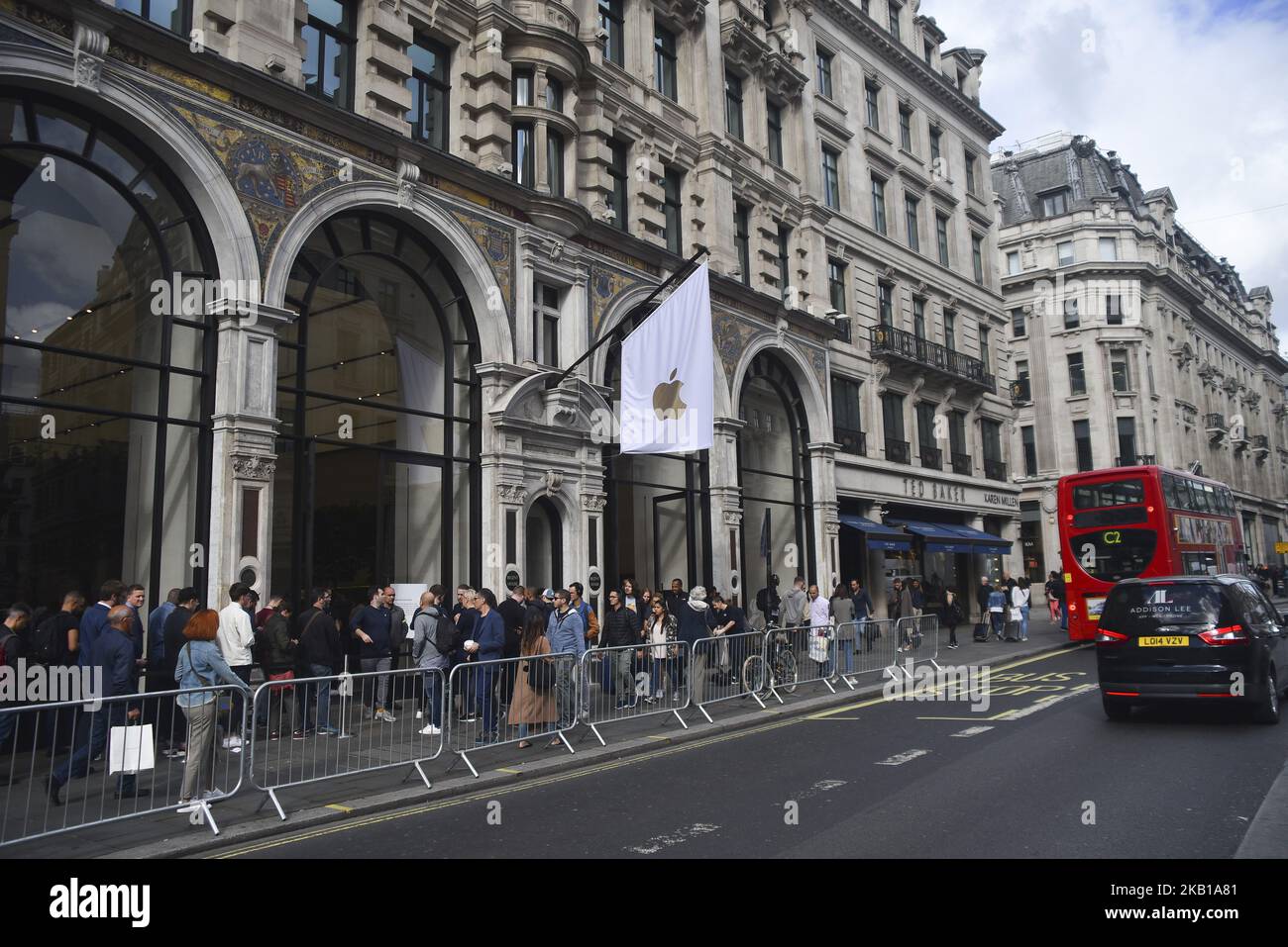 Les gens font la queue à l'extérieur de l'Apple Store à Regent Street pendant qu'Apple lance le nouvel iPhone XS, Londres sur 21 septembre 2018. Apple a lancé aujourd'hui leurs nouveaux téléphones mobiles : l'iPhone XS, l'iPhone XS Max et l'Apple Watch Series 4 dans 30 pays. (Photo par Alberto Pezzali/NurPhoto) Banque D'Images