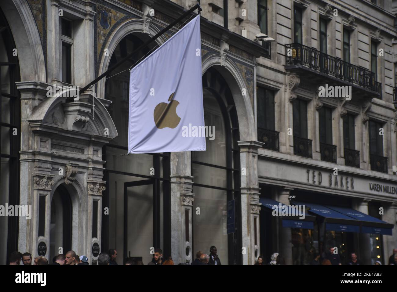 Les gens font la queue à l'extérieur de l'Apple Store à Regent Street pendant qu'Apple lance le nouvel iPhone XS, Londres sur 21 septembre 2018. Apple a lancé aujourd'hui leurs nouveaux téléphones mobiles : l'iPhone XS, l'iPhone XS Max et l'Apple Watch Series 4 dans 30 pays. (Photo par Alberto Pezzali/NurPhoto) Banque D'Images