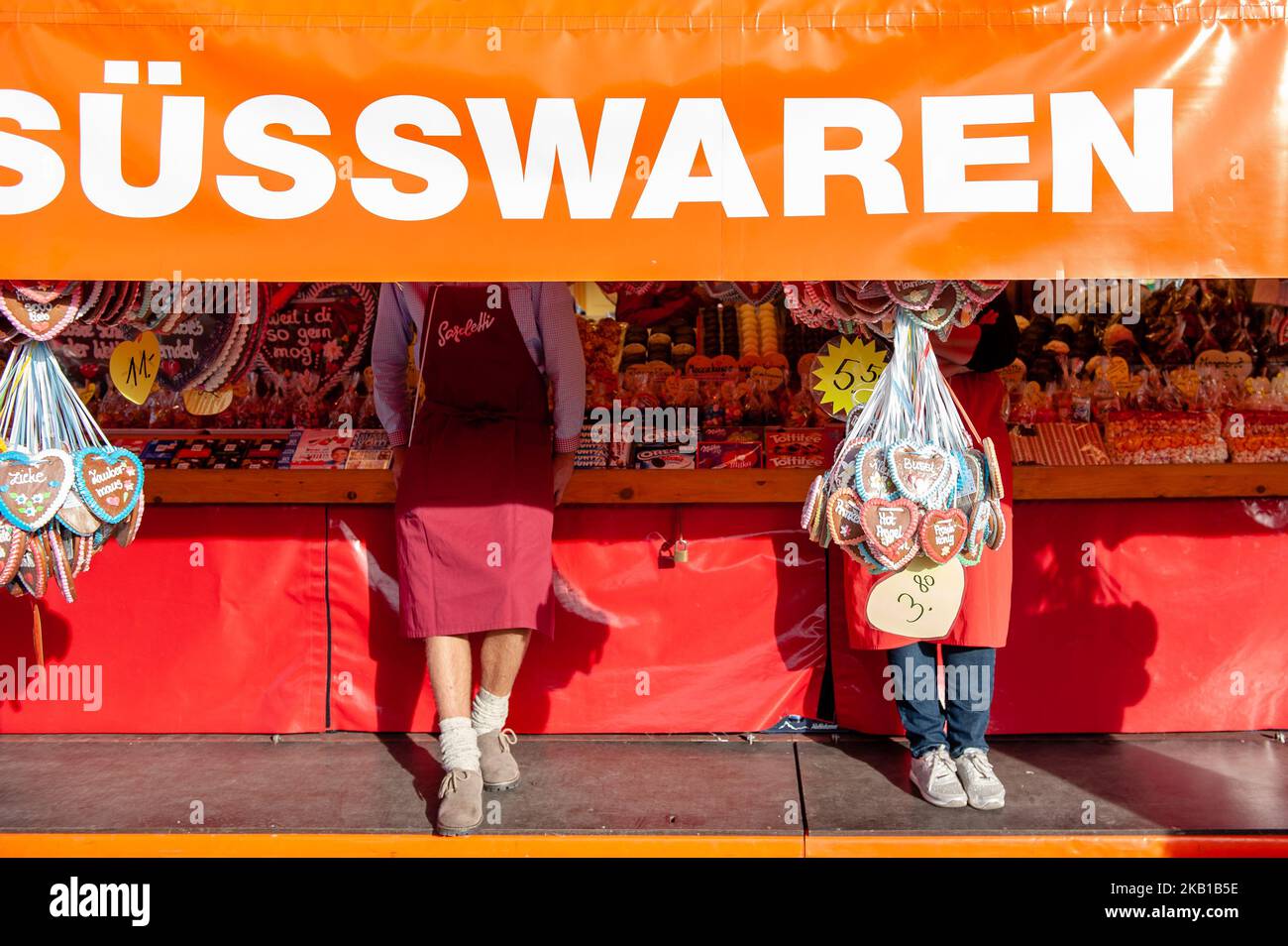 Les visiteurs fêtent leur première tasse de bière dans une tente à bière lors de l'ouverture du festival de la bière de l'Oktoberfest 2018 sur 22 septembre 2018 à Munich, en Allemagne. L'Oktoberfest est aujourd'hui l'un des festivals les plus grands et les plus populaires au monde. Plus de six millions de personnes visitent l'Oktoberfest chaque année. Et ils viennent du monde entier. En plus des Italiens, vous rencontrerez souvent des Américains, des Australiens et des Japonais en particulier. L'Oktoberfest comprend d'énormes tentes à bière, chacune gérée par un brasseur bavarois différent, ainsi que des manèges et des activités. (Photo de Romy Arroyo Fe Banque D'Images