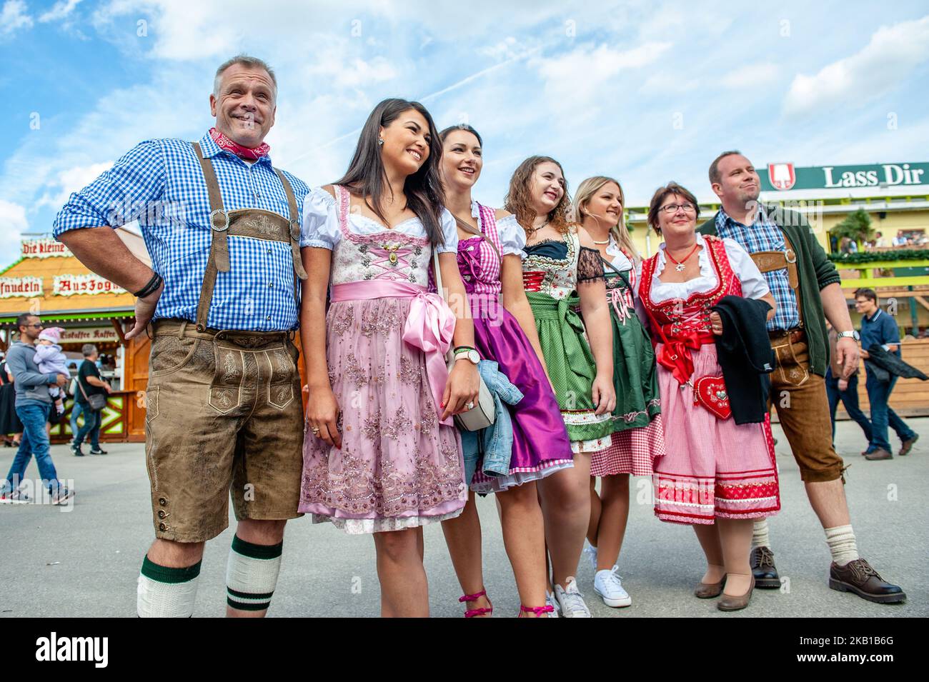 Des milliers de visiteurs se précipitent dans la zone du festival après l'ouverture officielle pour trouver les meilleurs endroits le premier jour de l'Oktoberfest 2018 à Munich, en Allemagne, le 22 septembre 2018. Comme l'Oktoberfest est la plus grande fête de la bière au monde et attire généralement plus de six millions de visiteurs au cours de sa course de trois semaines, les autorités ont annoncé qu'elles mettront en place des mesures de sécurité renforcées, y compris une surveillance policière supplémentaire, dans la région pendant toute la durée de l'événement. L'Oktoberfest comprend d'énormes tentes à bière, chacune gérée par un brasseur bavarois différent, ainsi que des manèges et un Banque D'Images