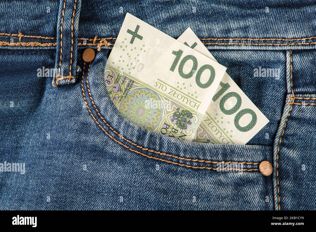 100 billets de banque dans une poche de jeans. Argent dans la poche avant du Jean. Le concept de l'investissement, de l'argent, de la richesse et du profit, du droit d'auteur. Banque D'Images