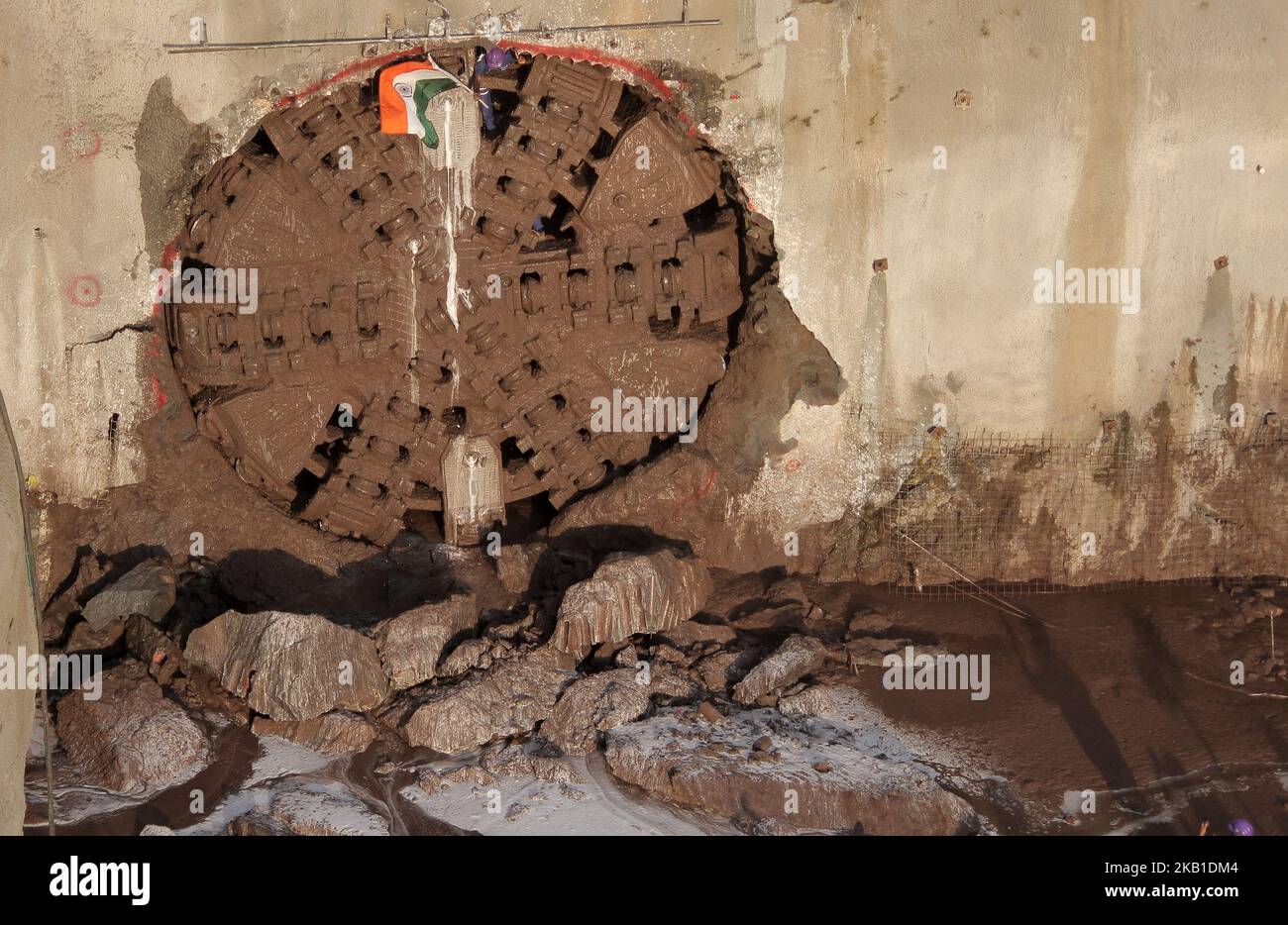 Le personnel de Shanghai tunnel Engineering Co. Ltd. (STEC) fait monter ...