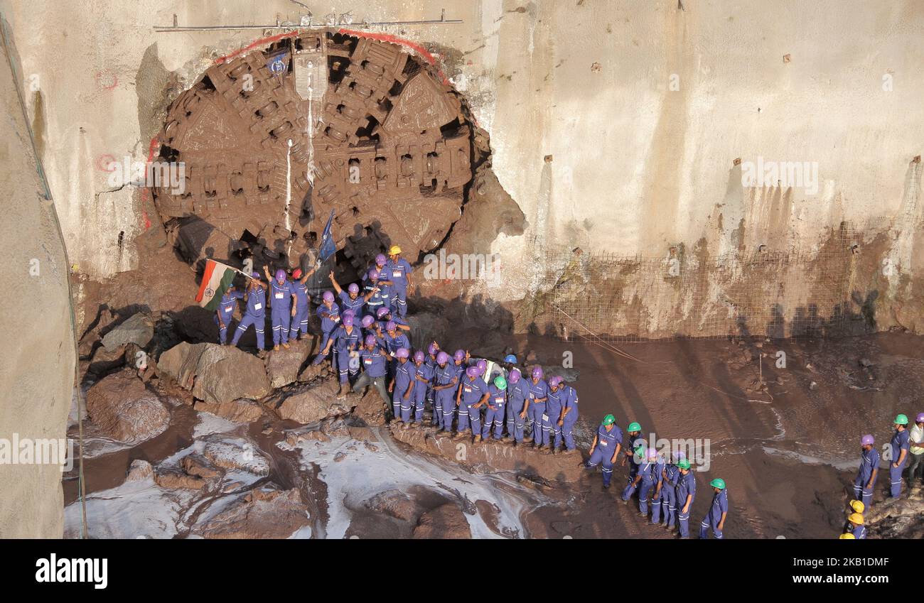 Le personnel de Shanghai tunnel Engineering Co. Ltd. (STEC) fait monter ...