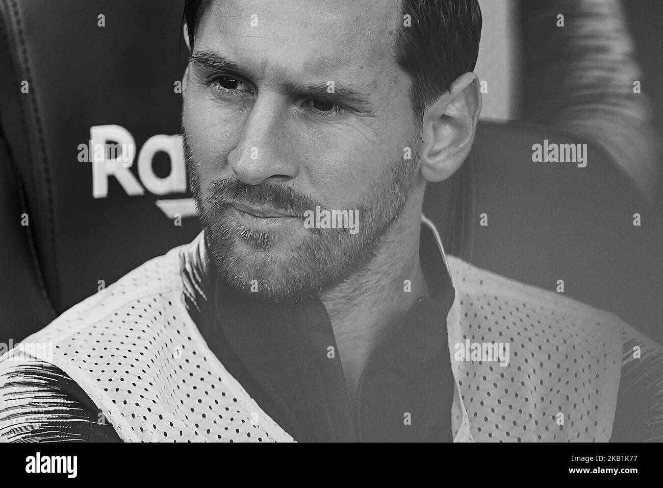 (NOTE AUX ÉDITEURS: L'image a été convertie en noir et blanc) Leo Messi du FC Barcelone réagit avant le match de la Liga entre le FC Barcelone et le Club Athlétique de Bilbao au Camp Nou sur 29 septembre 2018 à Barcelone, Espagne (photo de David Aliaga/NurPhoto) Banque D'Images