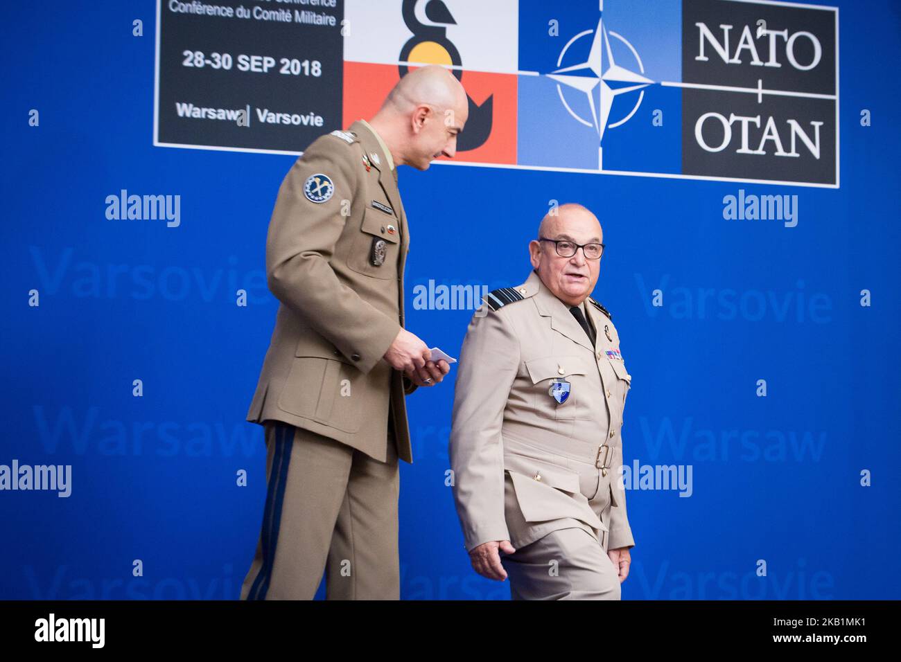 Président du Comité militaire de l'OTAN, le maréchal-chef de l'air Sir Stuart Peach (R) et chef d'état-major général des forces armées polonaises, le Lieutenant-général Rajmund Andrzejczak (L) lors de la conférence de presse résumant la réunion du Comité militaire de l'OTAN à l'hôtel Double Tree by Hilton de Varsovie, Pologne le 29 septembre 2018 (photo de Mateusz Wlodarczyk/NurPhoto) Banque D'Images