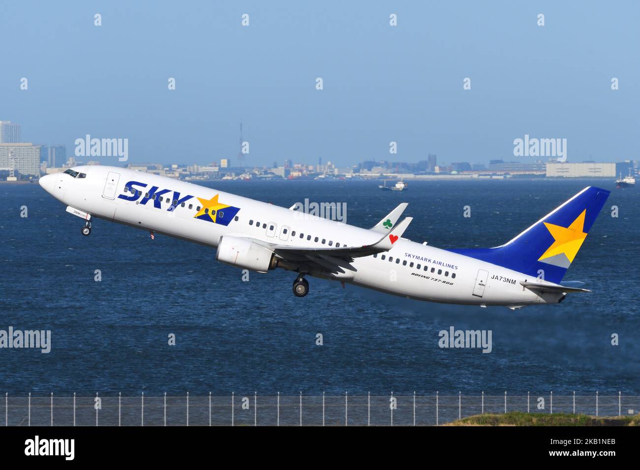 Tokyo, Japon - 18 avril 2021 : décollage de l'avion de passagers Boeing B737-800 (JA73NM) de Skymark Airlines à l'aéroport international de Tokyo. Banque D'Images