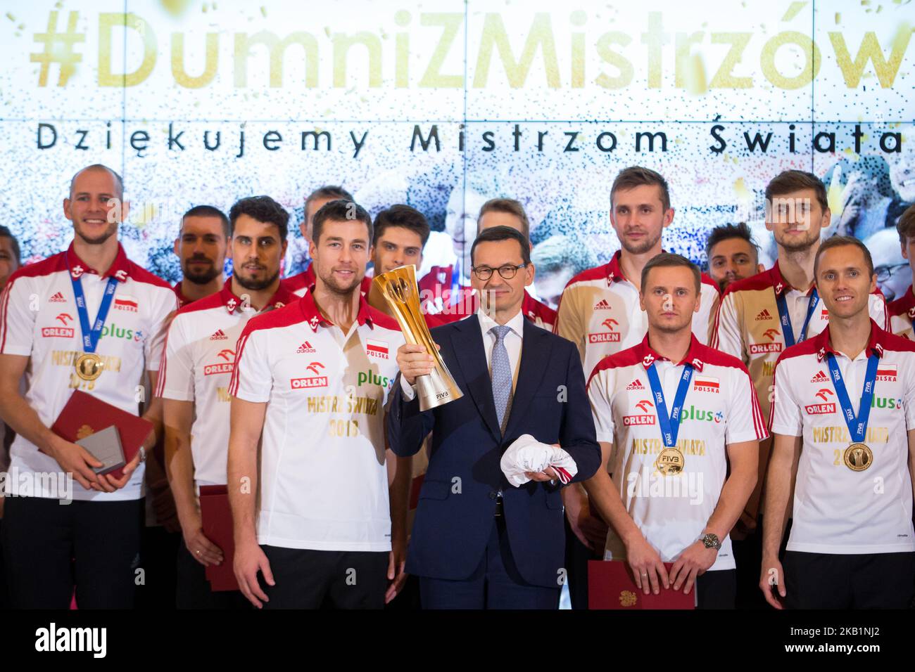 Premier ministre de Pologne Mateusz Morawiecki lors de la rencontre avec l'équipe nationale de volleyball des hommes de Pologne à la Chancellerie du Premier ministre à Varsovie, en Pologne, le 1 octobre 2018. La Pologne a remporté la médaille d'or après avoir battu le Brésil lors de la finale du Championnat du monde masculin de volley-ball de la FIVB à Turin le 30 septembre. (Photo de Mateusz Wlodarczyk/NurPhoto) Banque D'Images