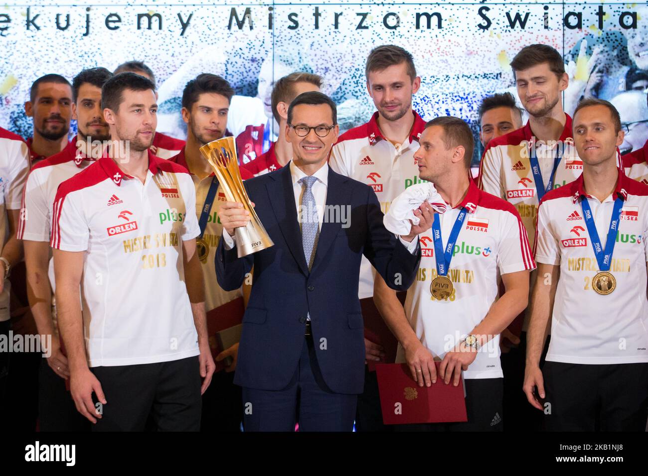 Premier ministre de Pologne Mateusz Morawiecki lors de la rencontre avec l'équipe nationale de volleyball des hommes de Pologne à la Chancellerie du Premier ministre à Varsovie, en Pologne, le 1 octobre 2018. La Pologne a remporté la médaille d'or après avoir battu le Brésil lors de la finale du Championnat du monde masculin de volley-ball de la FIVB à Turin le 30 septembre. (Photo de Mateusz Wlodarczyk/NurPhoto) Banque D'Images