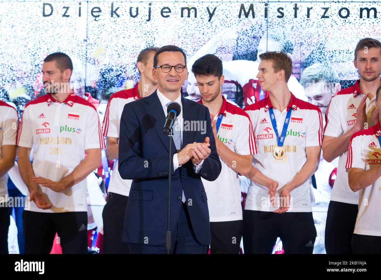 Premier ministre de Pologne Mateusz Morawiecki lors de la rencontre avec l'équipe nationale de volleyball des hommes de Pologne à la Chancellerie du Premier ministre à Varsovie, en Pologne, le 1 octobre 2018. La Pologne a remporté la médaille d'or après avoir battu le Brésil lors de la finale du Championnat du monde masculin de volley-ball de la FIVB à Turin le 30 septembre. (Photo de Mateusz Wlodarczyk/NurPhoto) Banque D'Images