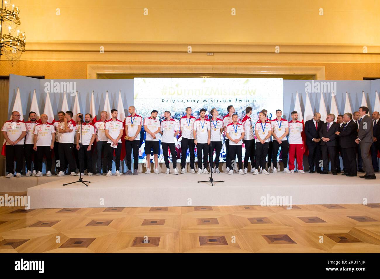 Pologne équipe nationale de volleyball masculin lors de la rencontre avec le Premier ministre polonais Mateusz Morawiecki à la Chancellerie du Premier ministre à Varsovie, en Pologne, le 1 octobre 2018. La Pologne a remporté la médaille d'or après avoir battu le Brésil lors de la finale du Championnat du monde masculin de volley-ball de la FIVB à Turin le 30 septembre. (Photo de Mateusz Wlodarczyk/NurPhoto) Banque D'Images