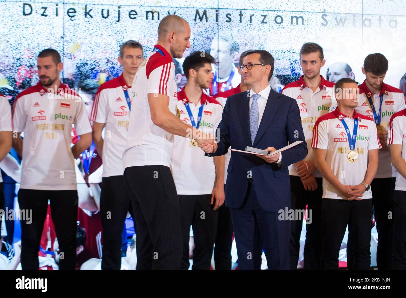 Bartosz Kurek et le Premier ministre polonais Mateusz Morawiecki lors de la rencontre avec l'équipe nationale de volleyball des hommes de Pologne à la Chancellerie du Premier ministre à Varsovie, en Pologne, le 1 octobre 2018. La Pologne a remporté la médaille d'or après avoir battu le Brésil lors de la finale du Championnat du monde masculin de volley-ball de la FIVB à Turin le 30 septembre. (Photo de Mateusz Wlodarczyk/NurPhoto) Banque D'Images