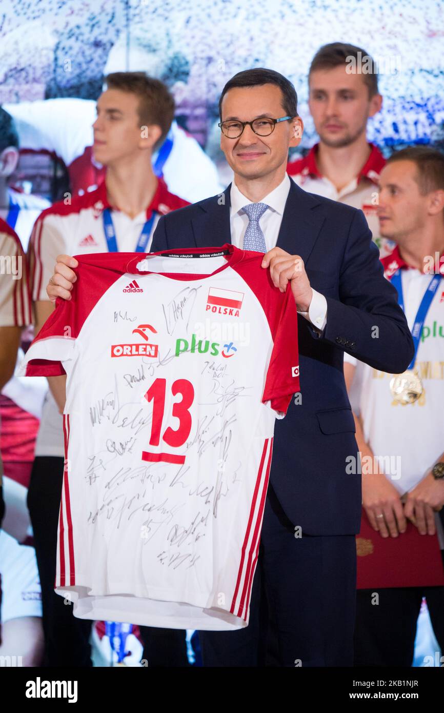 Premier ministre de Pologne Mateusz Morawiecki lors de la rencontre avec l'équipe nationale de volleyball des hommes de Pologne à la Chancellerie du Premier ministre à Varsovie, en Pologne, le 1 octobre 2018. La Pologne a remporté la médaille d'or après avoir battu le Brésil lors de la finale du Championnat du monde masculin de volley-ball de la FIVB à Turin le 30 septembre. (Photo de Mateusz Wlodarczyk/NurPhoto) Banque D'Images