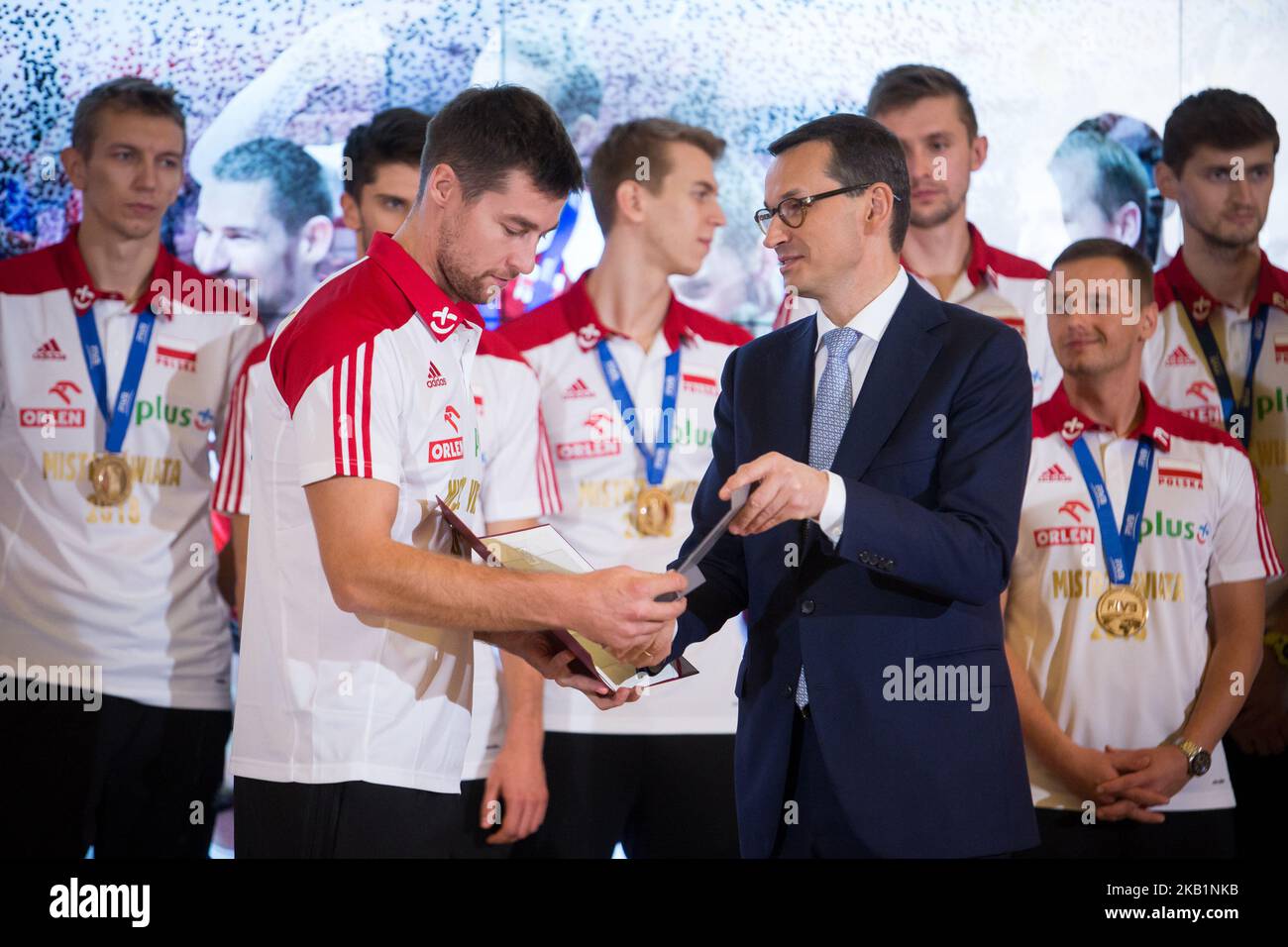 Michal Kubiak et le Premier ministre polonais Mateusz Morawiecki lors de la rencontre avec l'équipe nationale de volleyball des hommes de Pologne à la Chancellerie du Premier ministre à Varsovie, en Pologne, le 1 octobre 2018. La Pologne a remporté la médaille d'or après avoir battu le Brésil lors de la finale du Championnat du monde masculin de volley-ball de la FIVB à Turin le 30 septembre. (Photo de Mateusz Wlodarczyk/NurPhoto) Banque D'Images