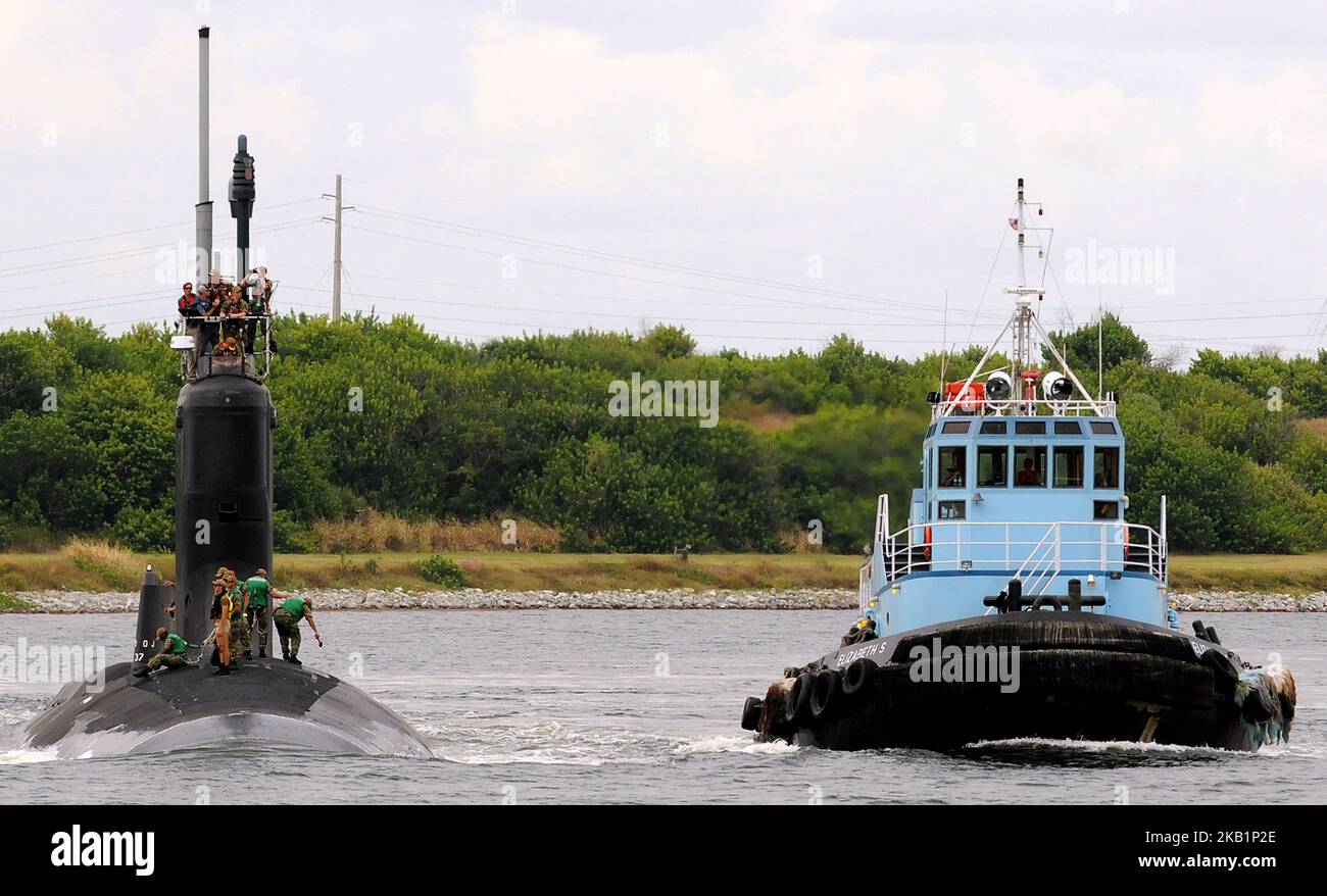 1 octobre 2018 - Cap Canaveral, Floride, États-Unis - Un remorqueur escorte l'USS Indiana, un sous-marin d'attaque rapide de classe Virginia de la marine des États-Unis à propulsion nucléaire, alors qu'il quitte Port Canaveral en Floride sur 1 octobre 2018, lors de son premier voyage en tant que sous-marin commandé. L'USS Indiana, d'une longueur de près de 380 mètres, a été commandé lors d'une cérémonie à Port Canaveral sur 29 septembre 2018 et est le sous-marin d'attaque rapide de la classe Virginia 16th de la Marine. (Photo de Paul Hennessy/NurPhoto) Banque D'Images