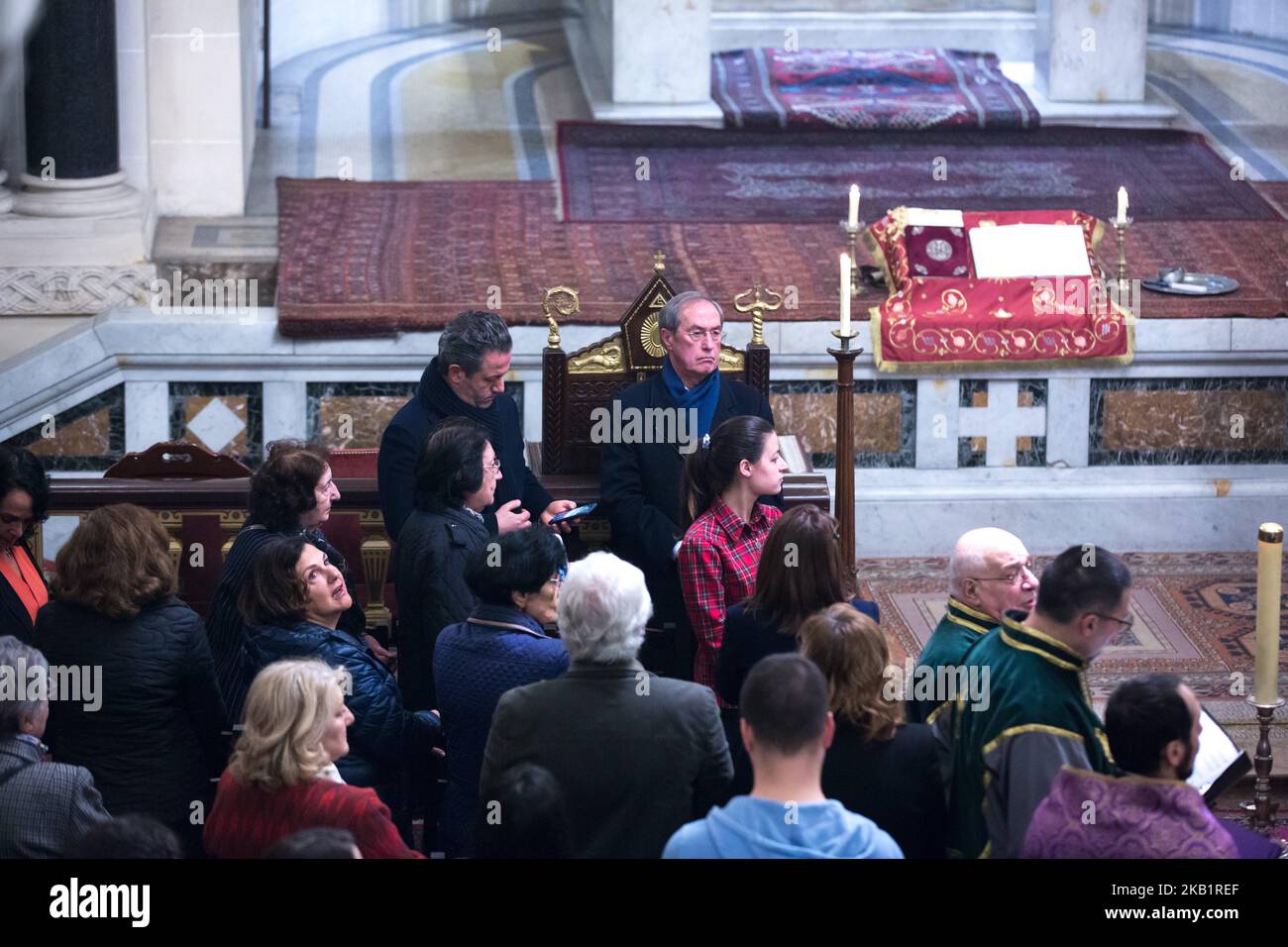 L'ancien ministre français de l'intérieur Claude Guant (C) participe à un service religieux dans la cathédrale arménienne de Paris, Saint Jean-Baptiste, sur 2 octobre 2018, en l'honneur du chanteur franco-arménien Charles Aznavour. Le légendaire chanteur français Charles Aznavour est décédé à l'âge de 94 ans, sur 1 octobre 2018. L'auteur-compositeur, qui venait de rentrer d'une tournée de concerts au Japon le mois dernier, est décédé dans sa maison d'Alpilles, dans le sud-est de la France. (Photo de Michel Stoupak/NurPhoto) Banque D'Images